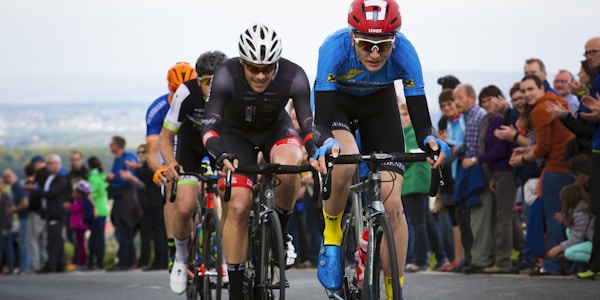 赛场窗口内容配图：观众正在通过大屏幕观看激烈的足球比赛直播