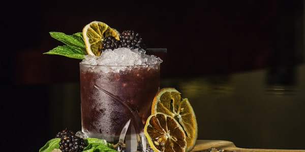 玩家部落内容配图：一群朋友在酒吧热烈讨论体育赛事